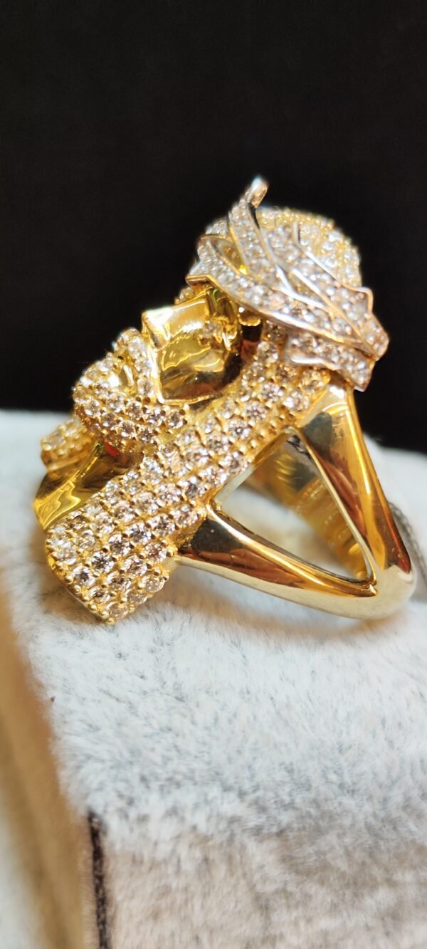 ANILLO CRISTO EN ORO DE 18K Y BRILLANTES
