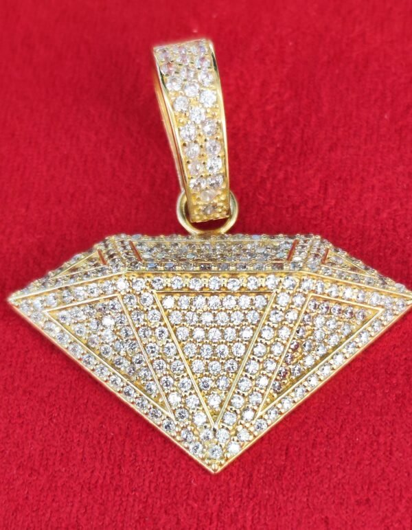COLGANTE FORMA DE DIAMANTE EN ORO DE 18K Y BRILLANTES
